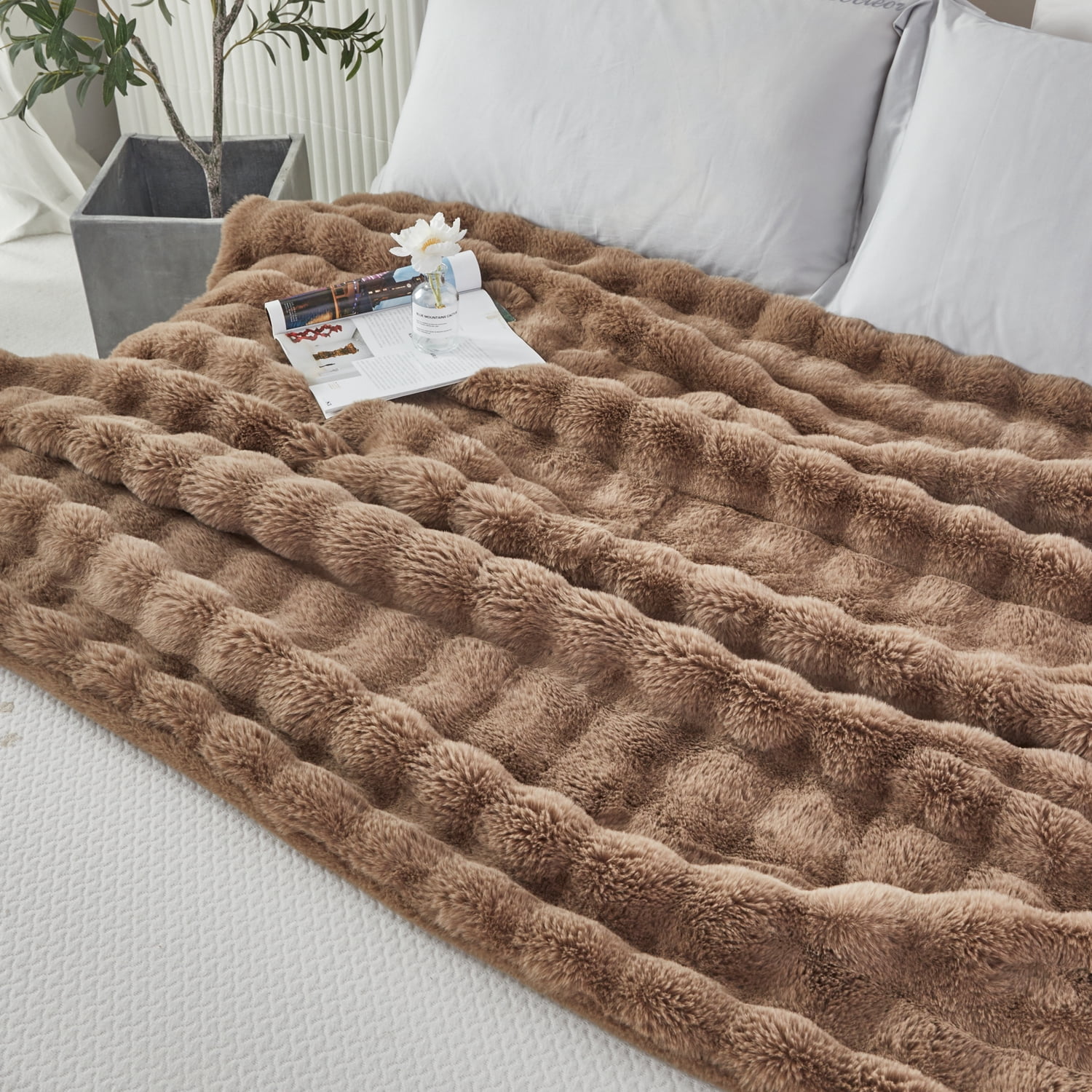 URBONUR Brown Luxury Bubble Throw Blanket for Couch Bed Chair, Faux Rabbbit Fur Soft Throw Blanket, luxury Plush Fluffy Throw Soft Warm Blanket 51×63 Inches