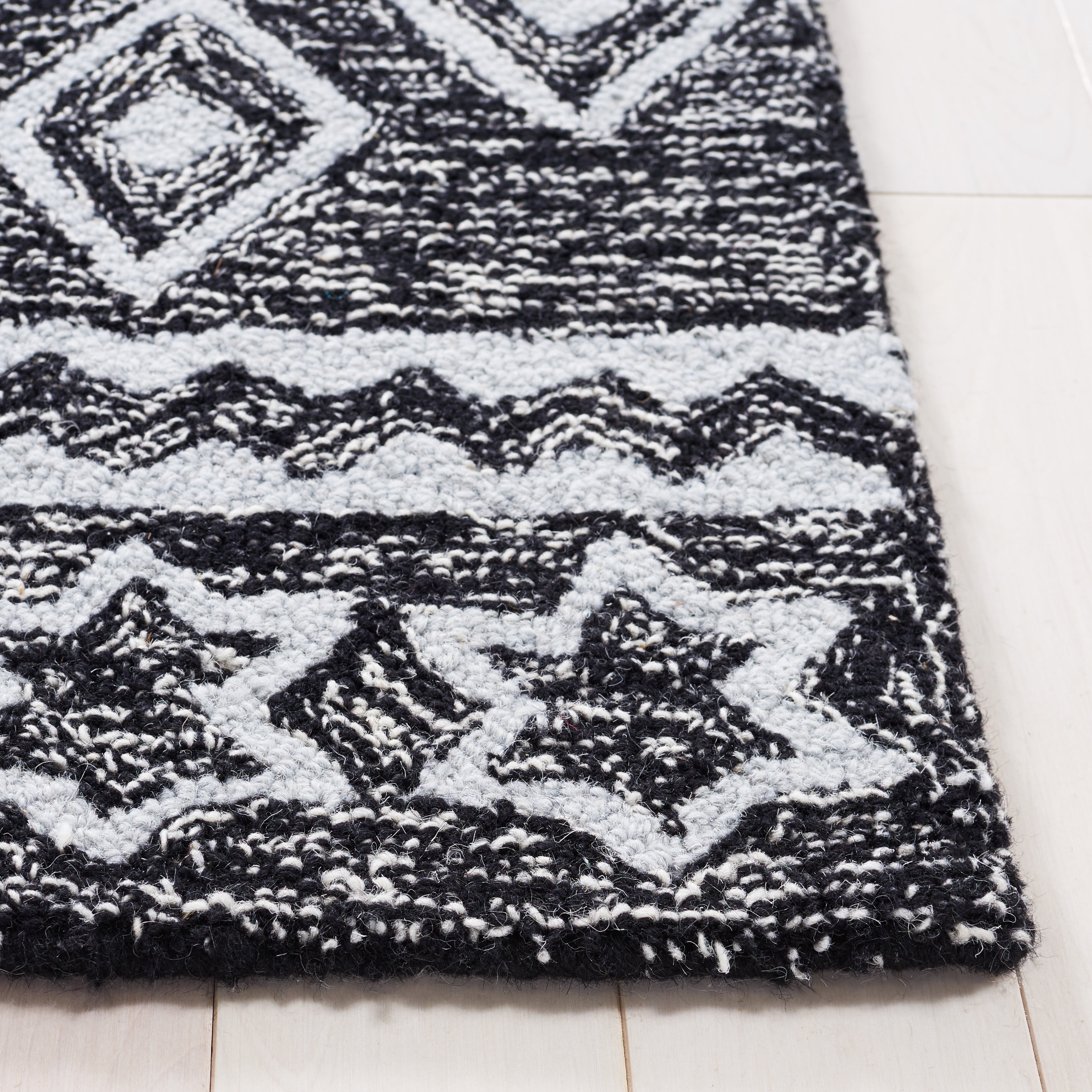 SAFAVIEH Micro-Loop Regis Geometric Area Rug, Black/Ivory, 6' x 9'