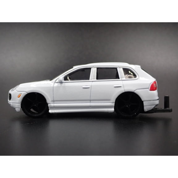 Open Box 2003 - 2010 PORSCHE CAYENNE TURBO W HITCH 1:64 SCALE DIORAMA DIECAST MODEL CAR