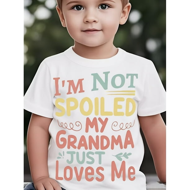 Camiseta gráfica para niños "No soy un consentido, mi abuela simplemente me quiere". Bonita camiseta informal de cuello redondo y manga corta para niños. Tejido de algodón suave, ideal para primaver