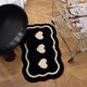 thumbnail image 4 of Bonita alfombrilla de baño de microfibra con diseño de flores negras, divertidas alfombrillas de baño, suaves, esponjosas, absorbentes, de secado rápido, antideslizantes, con respaldo de TPR,, 4 of 5