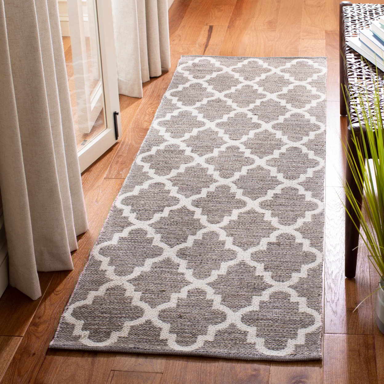 thumbnail image 2 of SAFAVIEH Montauk Giovanni Geometric Area Rug, Beige/Ivory, 5' x 8', 2 of 6