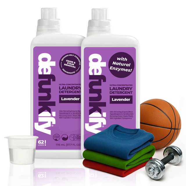 detergente para ropa 62 cargas/37,7 floz (paquete de 2). detergente líquido "lavanda" Defunkify para pieles sensibles; vista frontal de dos botellas blancas con etiqueta lila que indica 62 cargas y "Lavender", una taza dosificadora y ropa doblada junto a un balón y una mancuerna como contexto de lavado activo.