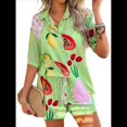 thumbnail image 1 of Conjunto de 2 Piezas para Mujer, con Estampado Floral Tropical Suave de Verano, Cuello en V, Corta, Botones y Pantalones Cortos. Fruta de Fondo Verde M, 1 of 10