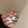 thumbnail image 1 of Pendientes de tuerca de flor blanca para mujer, pendientes de flores, novedad de 2022, moda coreana moderna, accesorios de joyería de fiesta para chicas adolescentes Tan Jianjun unisex, 1 of 2