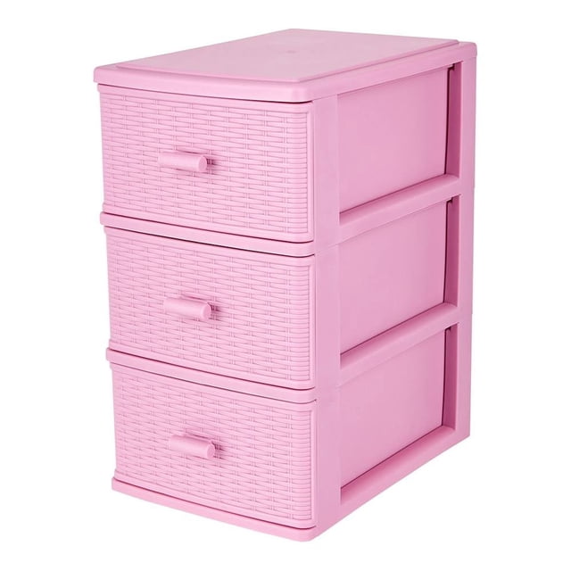 cajonera multiusos mainstays plástico multiusos con 3 cajones rosa Vista frontal de cajonera mediana vertical con tres cajones de plástico rosa, frentes con textura tipo ratán y tiradores cilíndricos integrados; diseño práctico para organización y almacenamiento en hogar, oficina o dormitorio; también suele usarse para organizar papelería y artículos pequeños.