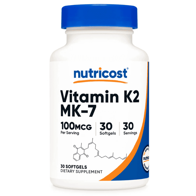 nutricost vitamin k2 mk-7 100mcg salud osea cardio 30 sgels frasco frontal con tapa azul; etiqueta blanca muestra "Vitamin K2 MK-7", valores "100MCG" y "30 Softgels / 30 Servings", ilustración de la fórmula química y banda curva naranja-azul; envase de 30 softgels indicado para apoyar la salud ósea y cardiovascular y suele usarse como suplemento diario.