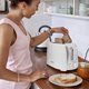 thumbnail image 2 of Aiwa tostador, 2 ranuras anchas, función de recalentamiento y descongelación, 6 ajustes de dorado, bandeja desplegable para migas, color blanco, 2 of 5
