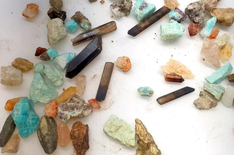 Colorado Gemstone and Crystal Paydirt Kit - 4 pounds paydirt, gold pan, snuffer bottle, tweezers, and vial
