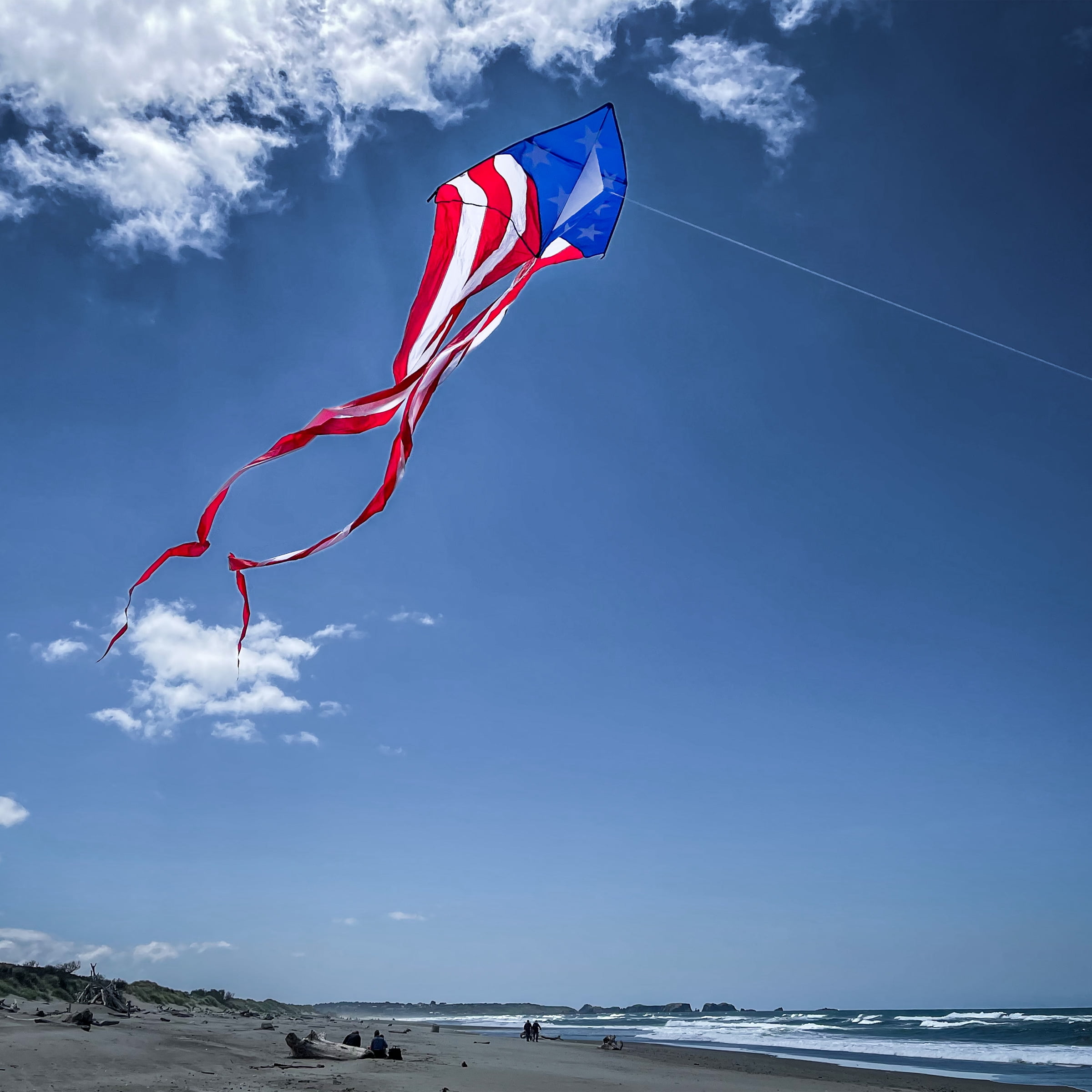 In the Breeze 3012 — Patriotic Delta Kite with 19-1/2-Feet Flowing Tails — Stars and Stripes Easy-Flying Kite