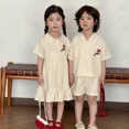 thumbnail image 2 of Conjunto de camisa de verano para niños, traje informal para hermanos, Top con flores bordadas, pantalones cortos, 2 uds., vestido con solapa de un solo pecho para niñas, 2 of 6