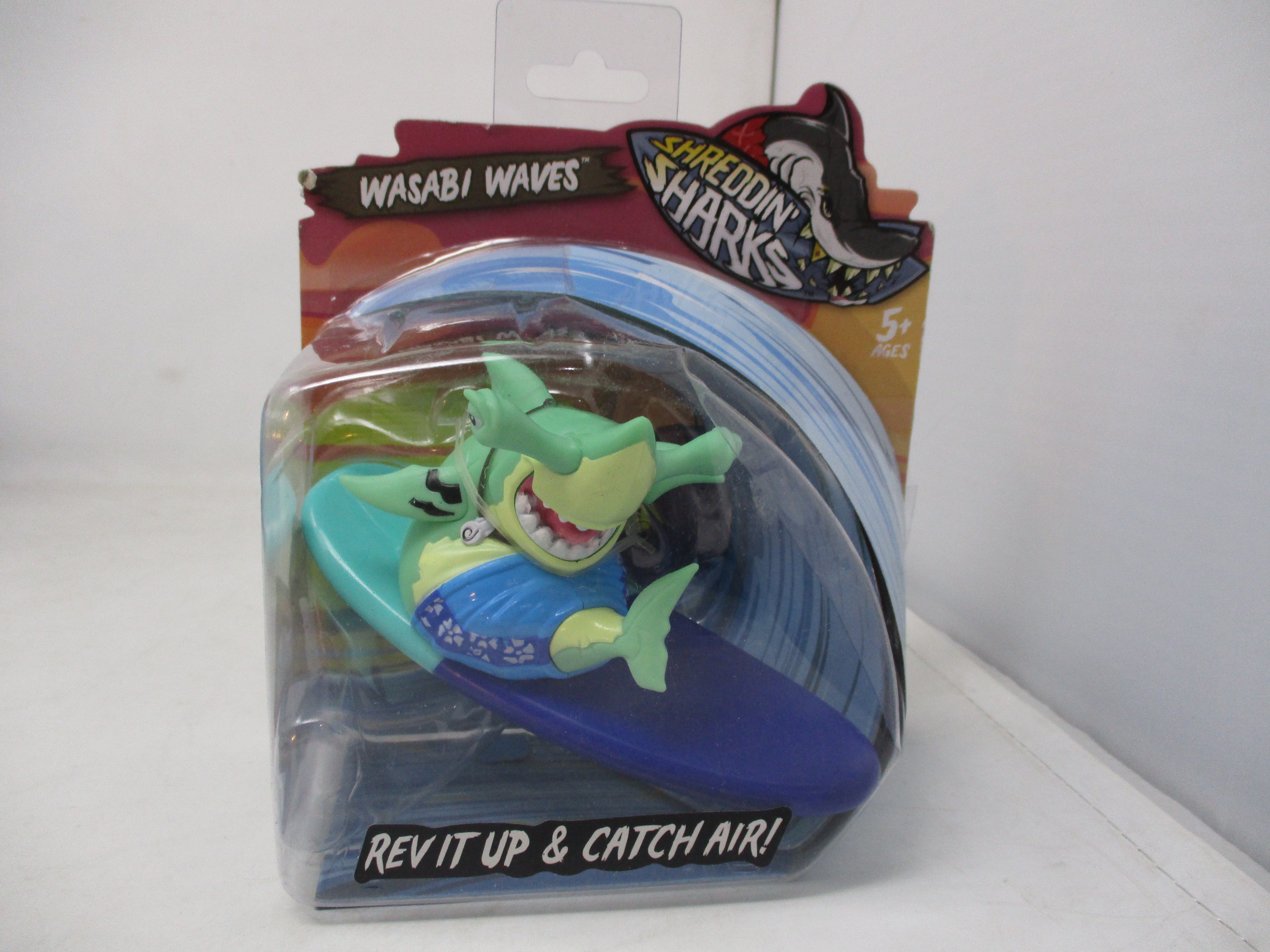 Shreddin' Sharks Action Toy for Kids: Gnarls The Gold Figure