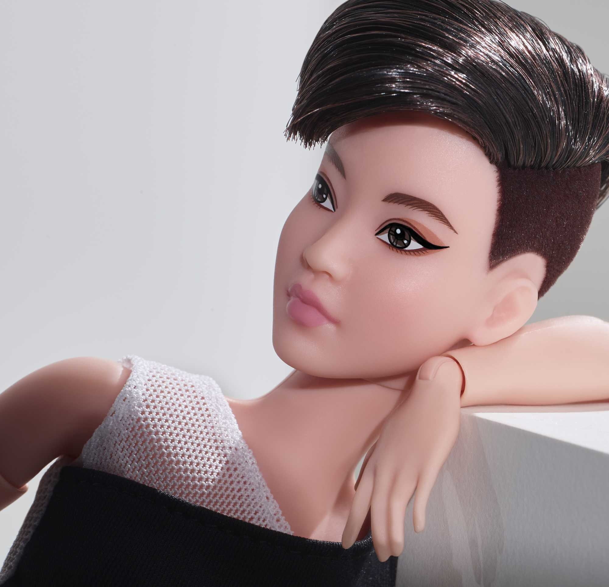 Barbie Signature Posable Barbie Looks Doll (Petite, Brunette)