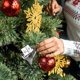 thumbnail image 4 of Campanas de metal navideñas con alas de ángel, dije con su maravillosa etiqueta de letra, colgante para árbol de Navidad, decoración navideña para el hogar, regalo ornamental, 4 of 5