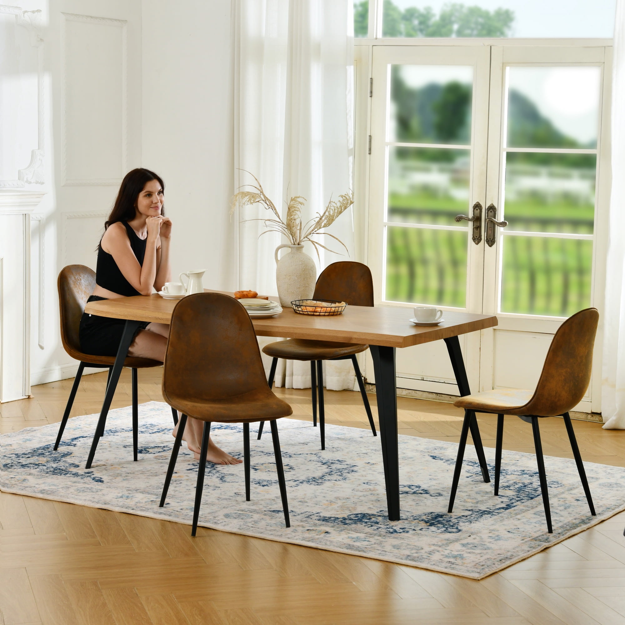 Ensemble de salle à manger 5 pièces Homy Casa de style industriel moderne pour 4 personnes, table en imitation bois avec bords naturels et 4 chaises sans accoudoirs, tissu en suède brun Fuax