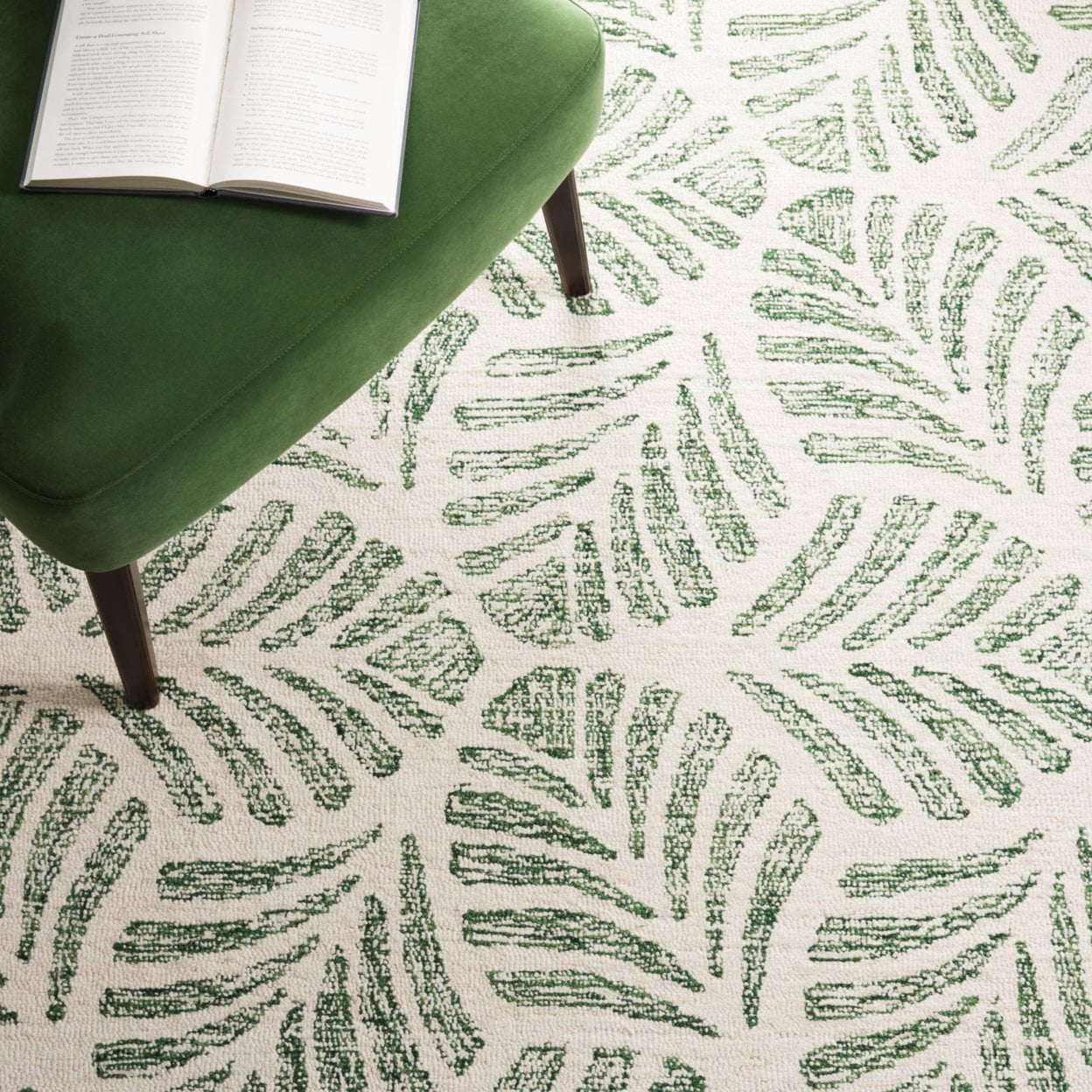 SAFAVIEH Jardin Cyan Leaves Area Rug, Ivory/Green, 4' x 6'