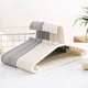 thumbnail image 1 of Perchas antideslizantes pack de 20 | Perchas antideslizantes de plástico que ahorran espacio, gancho antiviento de hombros fuertes, gris blanco | Almacenamiento de Armarios para Organización de Ropa, 1 of 6