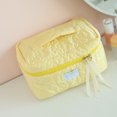 thumbnail image 1 of Bolso de cosméticos con flores acolchadas, bonita de belleza, portátil, multifunción, suave para el trabajo, 1 of 6