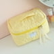 thumbnail image 5 of Bolso de cosméticos con flores acolchadas, bonita de belleza, portátil, multifunción, suave para el trabajo, 5 of 7