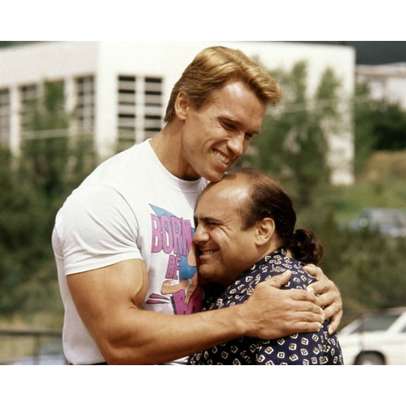 Twins 1988 Arnold Schwrazenegger hugs Danny DeVito 8x10 inch photo