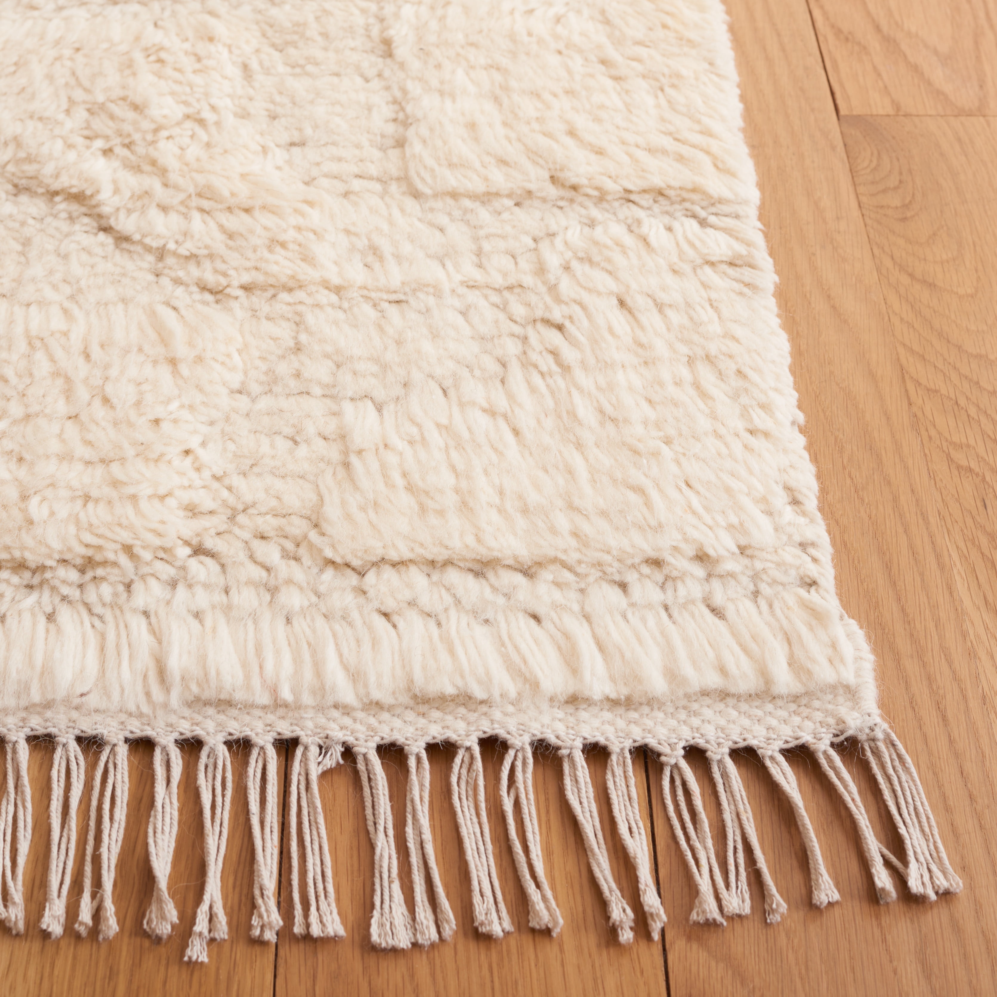 SAFAVIEH Kenya Chanelle Distressed Area Rug, Ivory, 5' x 8'