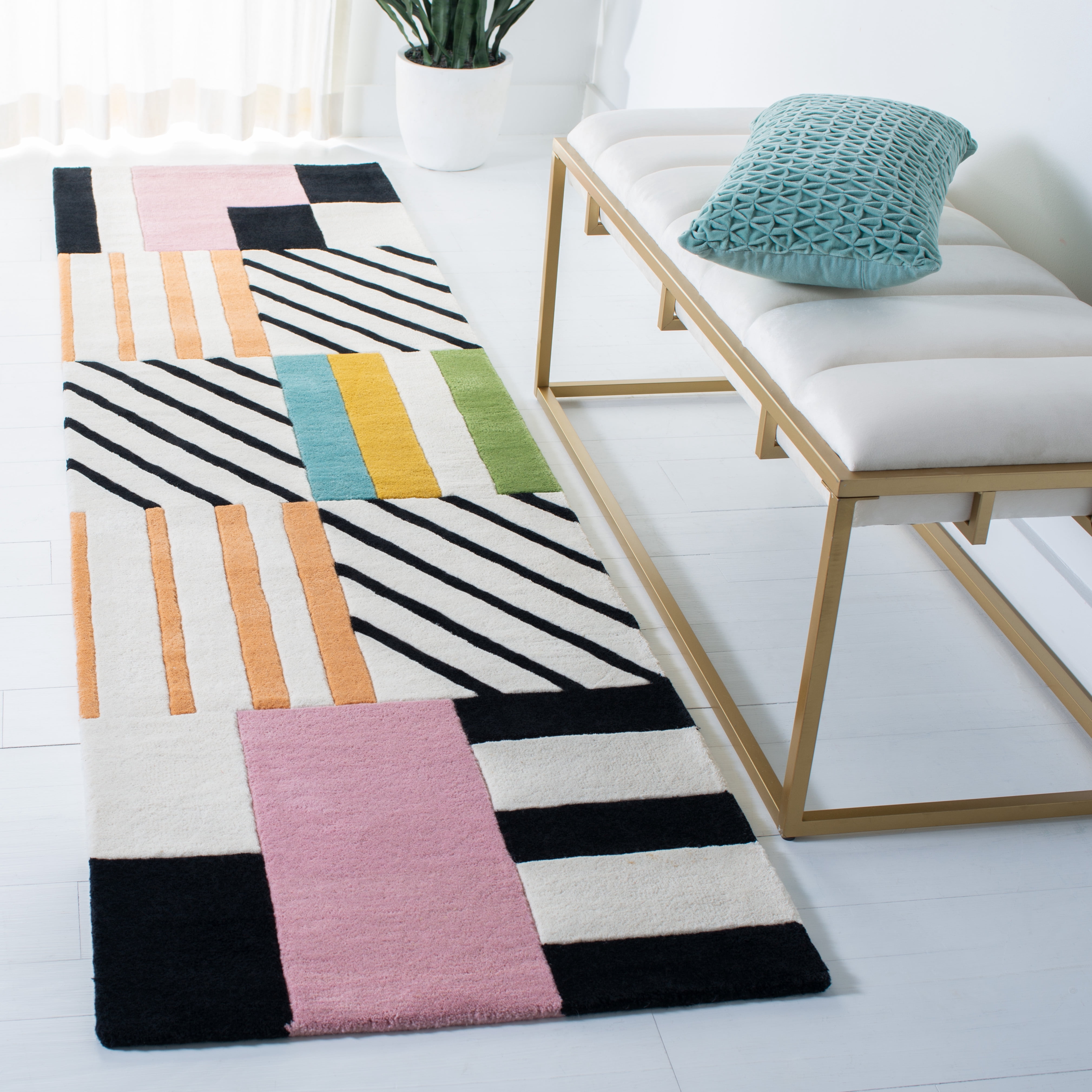 SAFAVIEH Fifth Avenue Bronagh Geometric Runner Rug, Ivory/Black, 2'3" x 7'