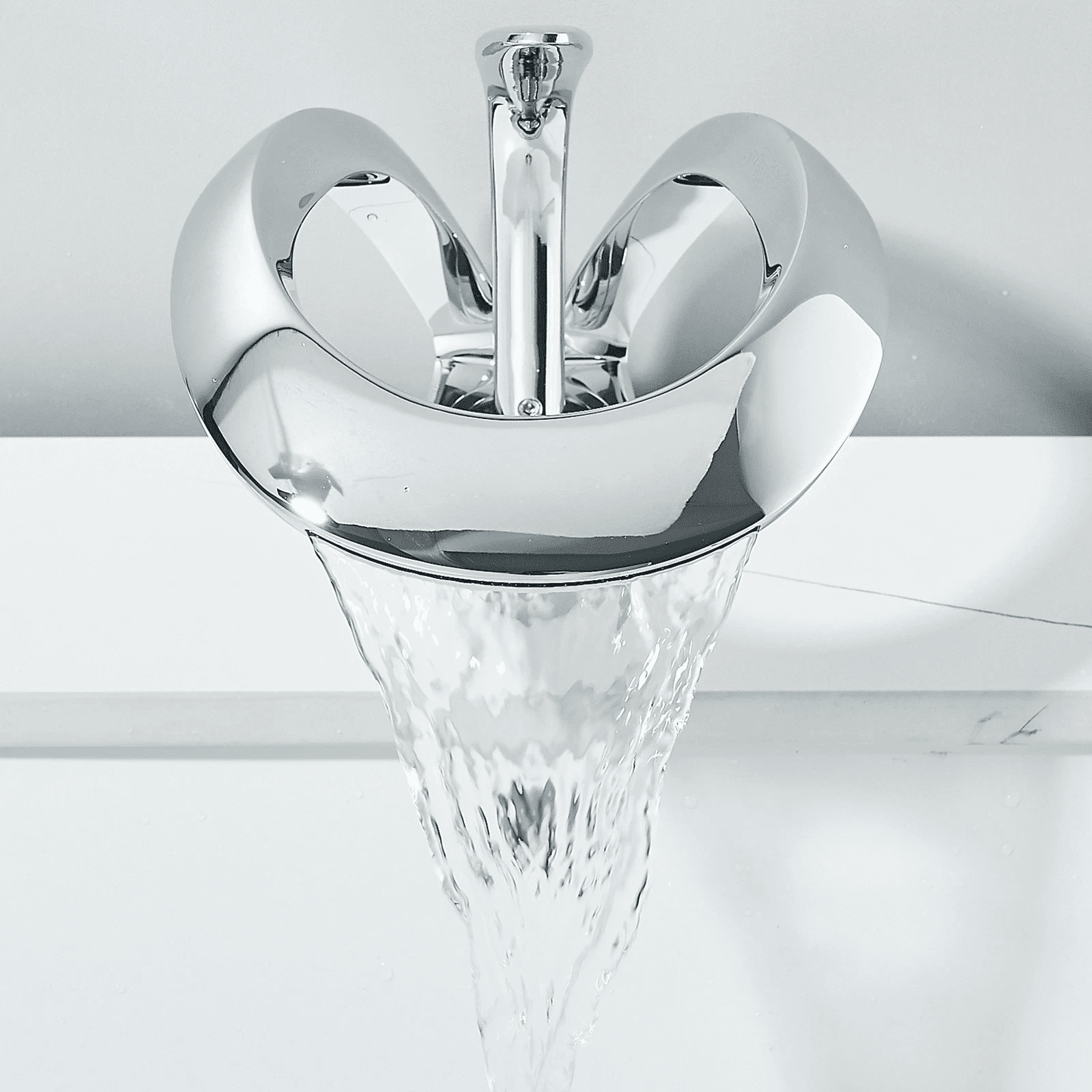 Zovajonia Chrome Waterfall Bathroom Sink Faucet Round 1 Hole Single Handle Modern Basin Faucet Deck Mount Mixer Tap Creative Hollowed Body Design
