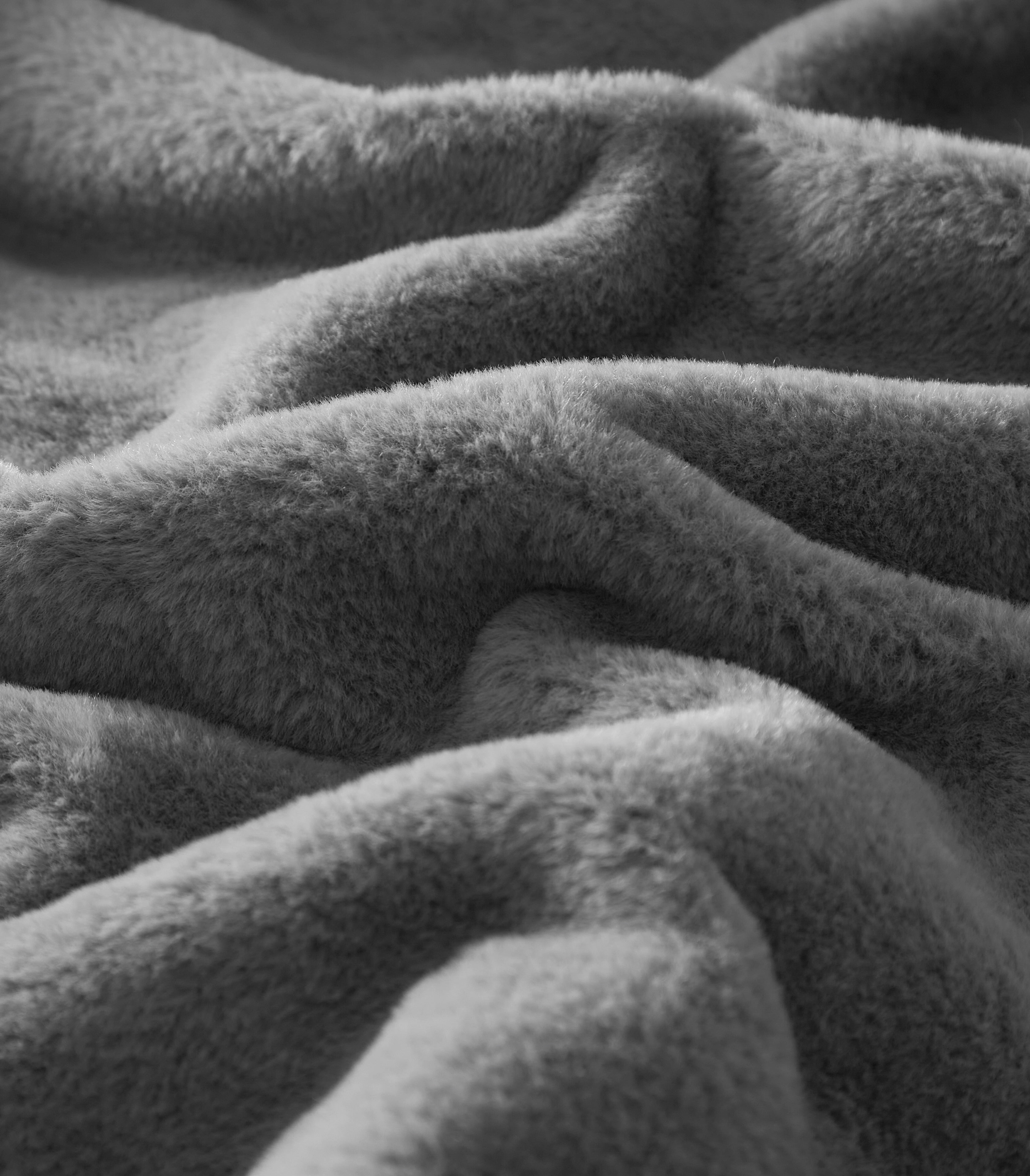 Better Homes & Gardens Cuddle Faux Fur Throw Blanket, 50 in x 72 in, Grey