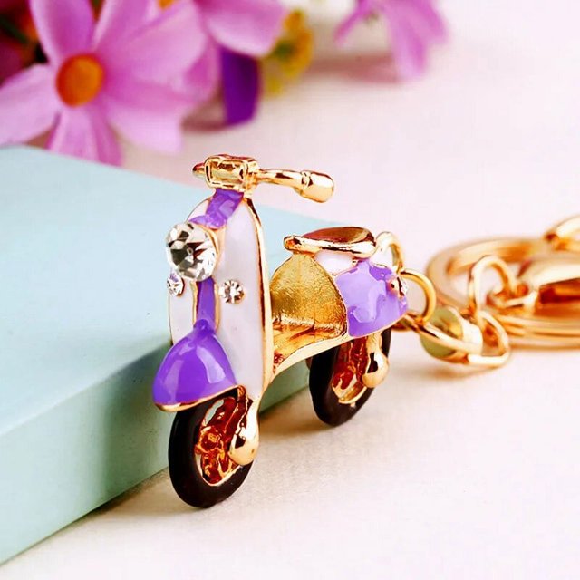 LLavero de aleación de moda con diamantes de imitación de gota de agua grande, llavero de carro de calabaza de dibujos animados, colgante de carro dorado, accesorios de bolso femenino