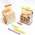 thumbnail image 4 of Juego de 40 clips de plástico para sellar bolsas de alimentos y refrigerios (4,3"), 4 of 5