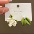 thumbnail image 1 of 2023 pendientes asimétricos de perlas de imitación pendientes de flores Ins Girl nueva moda temperamento pendientes de mujer joyería, 1 of 2