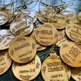 thumbnail image 2 of Rungungde - 25 adornos navideños de madera con nombres de Jesús/Cristo, adornos colgantes con nombres de salvadores, decoración para árbol de Navidad, 2 of 8