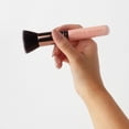 thumbnail image 2 of Cepillo Kabuki Brush Luxie 530 con parte superior plana, oro rosa, 2 of 3