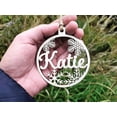 thumbnail image 3 of Bola de Navidad con nombre personalizado, colgante de árbol de Navidad de madera, regalo de Navidad personalizado, copo de nieve de Papá Noel, decoración navideña, 3 of 5