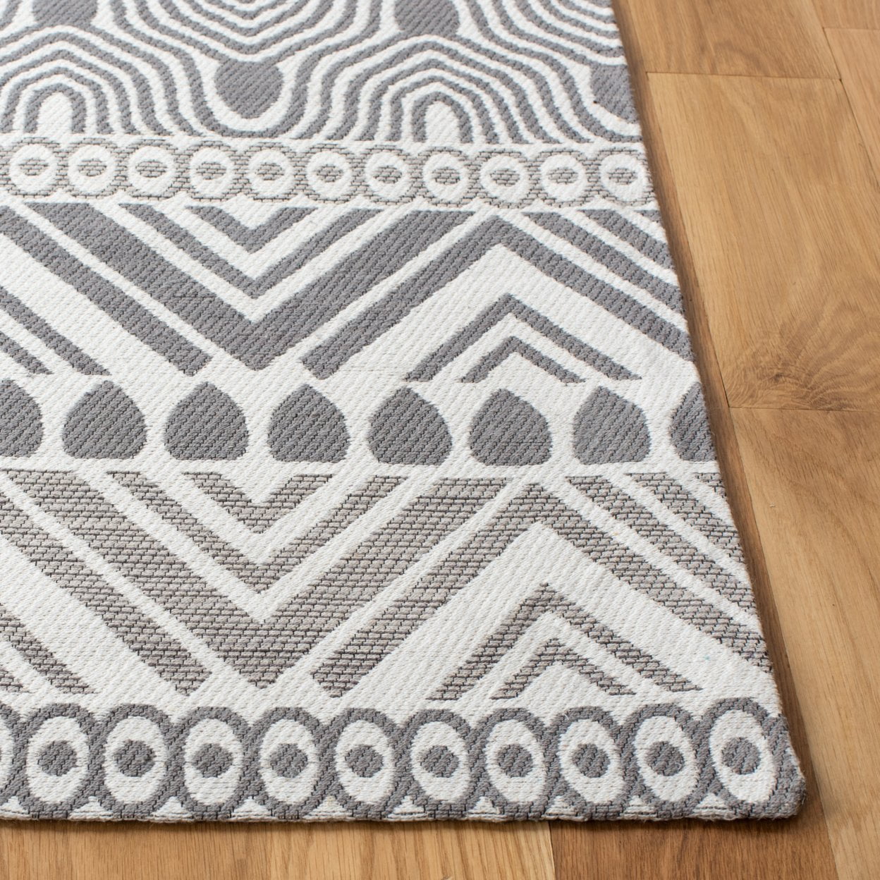 SAFAVIEH Marbella Handan Geometric Area Rug, Grey, 5' x 8'
