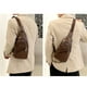 thumbnail image 5 of Mochila de pecho cruzada con bandolera con bandolera para hombres y mujeres | Cuero de poliuretano | Correa ajustable | Agujero de auriculares | Encaja en tableta de 7,9" | Café Negro Marrón, 5 of 6