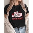 thumbnail image 1 of Camiseta informal de San Valentín para mujer con estampado de sombrero vaquero rosa y blanco, cuello redondo, manga corta, tejido de punto, largo normal - Diseño de letras "Howdy Honey" para adultos,, 1 of 7