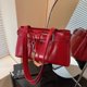 thumbnail image 2 of Versión coreana de un bolso de motocicleta de diseño de nicho para mujer, de cuero suave, con colgante de llave y cerradura, bolso de hombro moderno y a la moda para debajo del brazo., 2 of 5