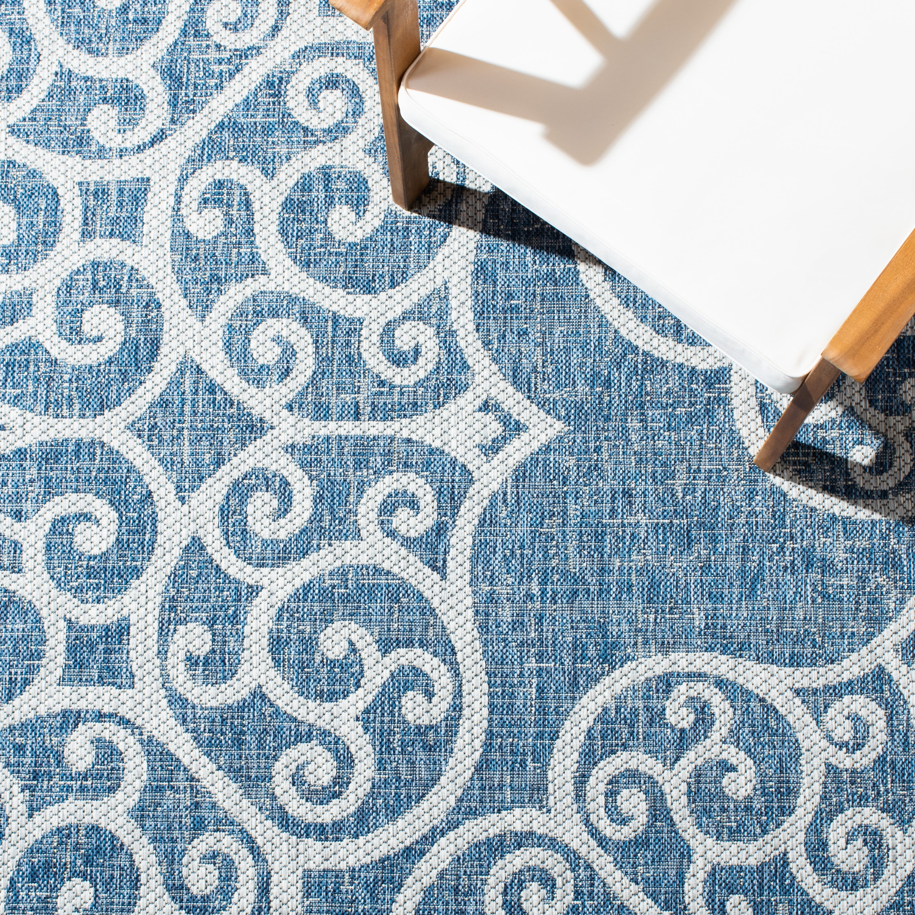 SAFAVIEH Courtyard Caylee Botanical Indoor/Outdoor Area Rug, Navy/Grey, 5'5" x 7'7"