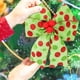 thumbnail image 3 of Paquete de 12 lazos navideños con lunares rojos y verdes para el pelo, ideales para decorar el árbol de Navidad., 3 of 5