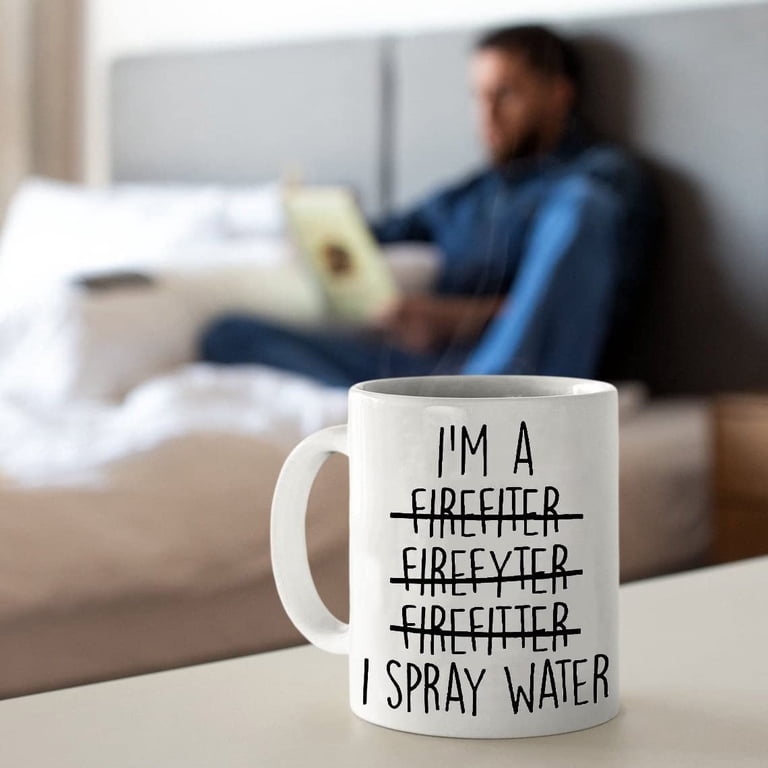 Tazza Divertente Da Vigile Del Fuoco - 'I'm A Firefighter I Spray Water' - Ceramica Bianca 311g, Regalo Gag Per Pompieri