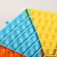 thumbnail image 4 of Tablero de ajedrez Fidget Sensory Toy HUOGUO Rainbow con popper, 4 of 5