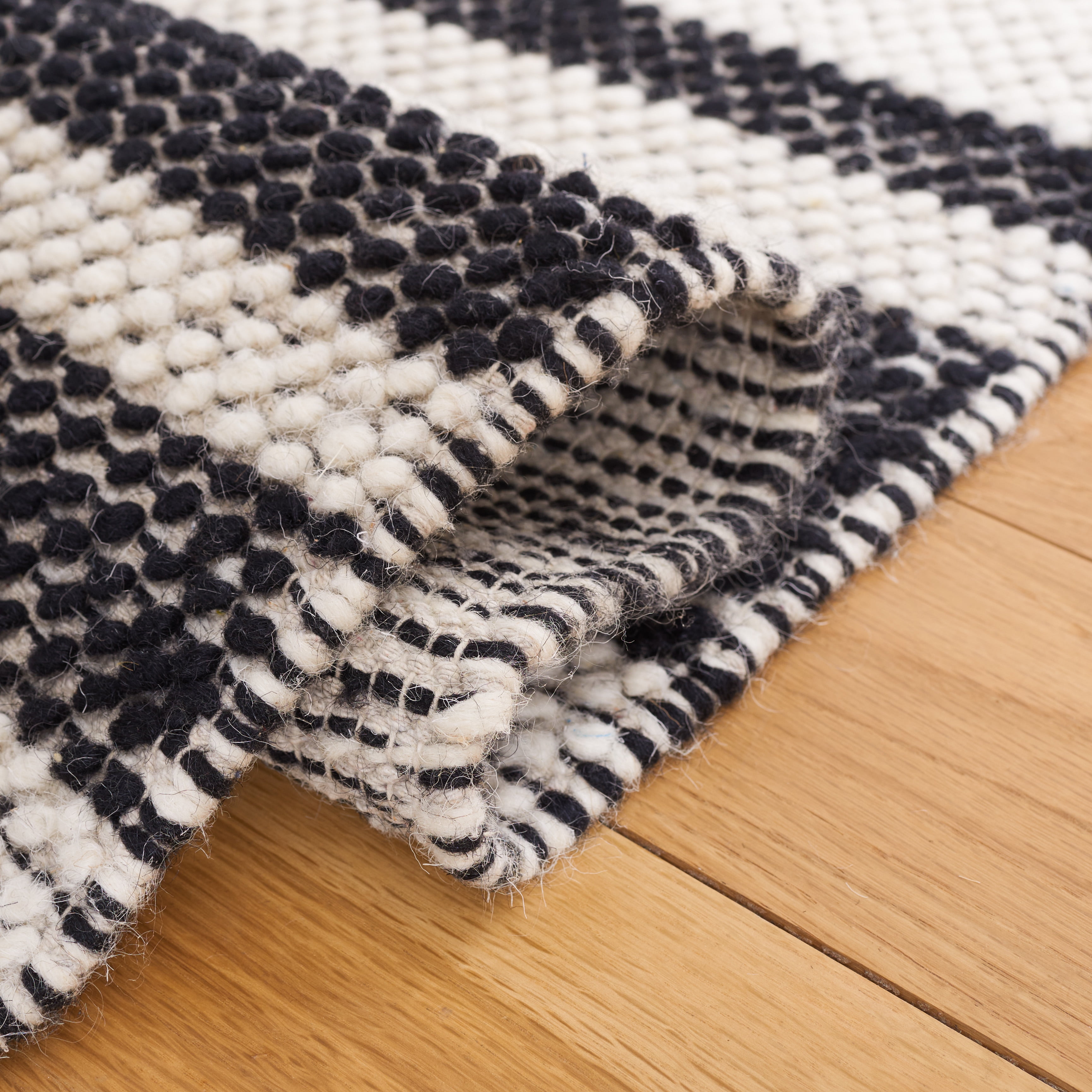 SAFAVIEH Natura Qendro Striped Area Rug, Ivory/Black, 4' x 6'