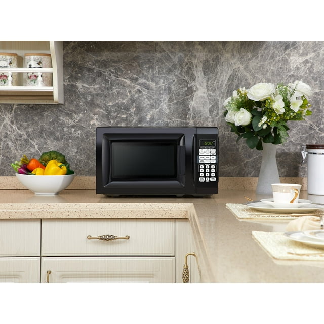 Hamilton Beach 0.7 Cu. Ft. Black Microwave Oven