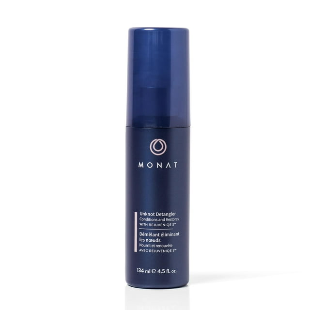 spray desenredante de cabello monat unknot detangler 134 ml Frasco frontal centrado azul marino con tapa translúcida, cilindro de 134 ml (4.5 fl. oz.) y logo MONAT; formulado con Rejuveniqe S para desenredado instantáneo, control de encrespamiento y brillo, apto para cabello tratado. Suele usarse también para facilitar el peinado de extensiones temporales.