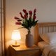thumbnail image 4 of Ramo de flores artificiales de margaritas con vegetación – Flores artificiales de seda para decoraciones de boda, decoración del hogar, centros de mesa y arreglos de suelo, 4 of 6