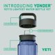 thumbnail image 2 of Botella de agua Yeti Yonder 750 ml con tapa Yonder Chug, color azul marino, 2 of 8