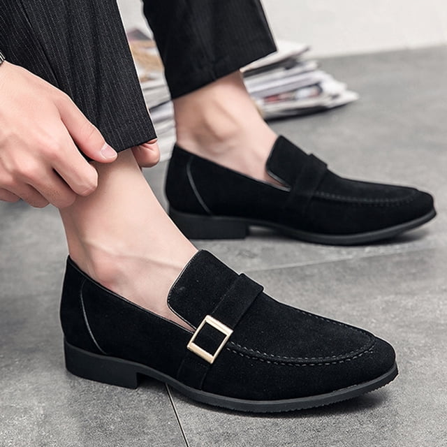 zapatos bajos wmkox8yii de gamuza con hebilla retro profesional para hombre Negro, vista 3/4 frontal de mocasines de gamuza con costura visible y hebilla rectangular dorada en la correa superior; suela de goma y tacón de 1-3 cm, estilo informal para uso interior y exterior, a menudo usados en oficina informal o salidas de moda.