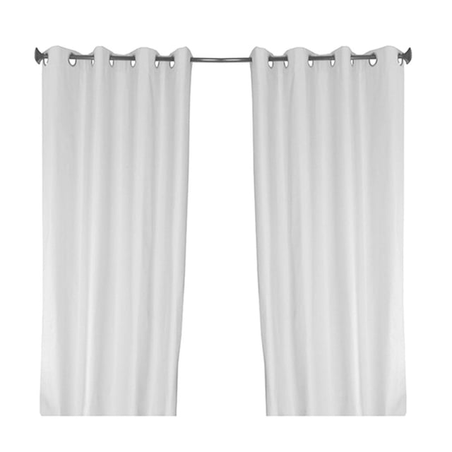 cortina deco 135 x 220 cm black out lisa blanco Deco Dream, vista frontal de dos paños blancos lisos con aros metálicos en riel; caída recta hasta 220 cm, tejido opaco 100% poliéster para instalación en marco o extremos de ventana y uso día y noche. También se usa con frecuencia para oscurecer habitaciones pequeñas o como fondo neutro en sesiones fotográficas caseras.