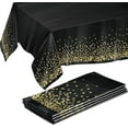 thumbnail image 1 of Paquete de 4 manteles rectangulares dorados y negros de 137 x 274 cm. Mantel de plástico desechable para fiestas, cenas y eventos. Manteles negros para bodas y celebraciones., 1 of 5